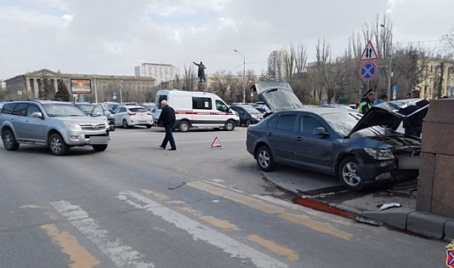 В Волгограде Skoda врезалась в бетонное ограждение около площади Ленина