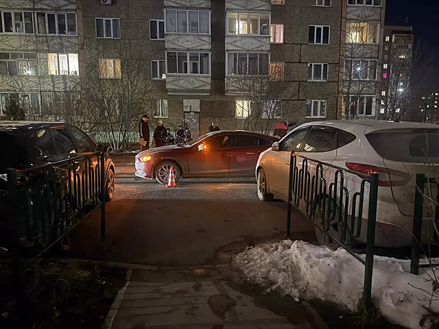 Машина сбила юного самокатчика во дворе дома на улице Баранова в Ижевске