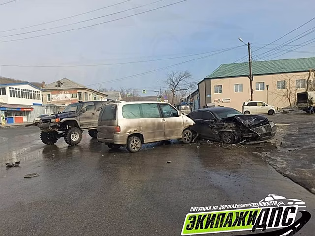 Всмятку: во Владивостоке случилось массовое ДТП с участием микроавтобуса