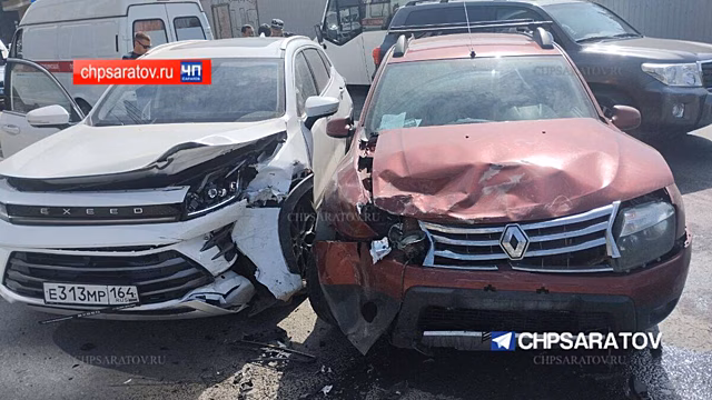В Волжском районе Саратова в аварии покалечилась женщина