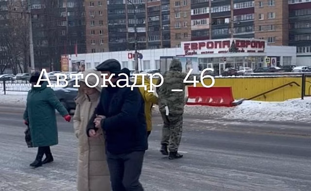 В Курске из-за затопленного подземного перехода люди переходят дорогу по проезжей части
