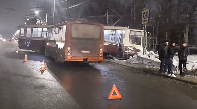 Автобус въехал в трамвай в центре Нижнего Новгорода: три человека пострадали