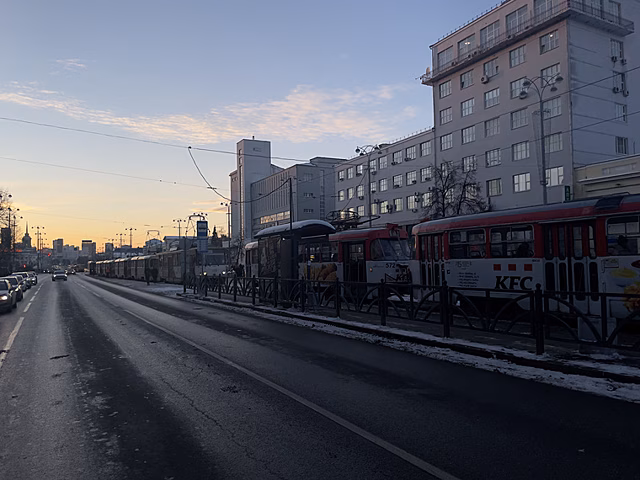 В центре Екатеринбурга встали трамваи. Причины