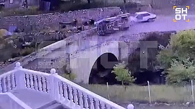 Грузовик с детьми опрокинулся в российском регионе