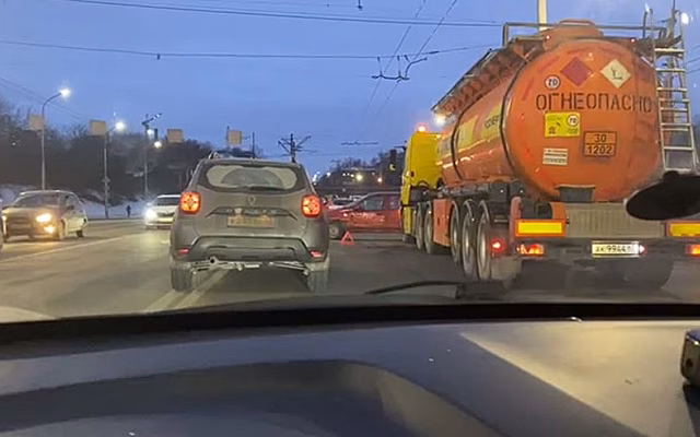 На Куйбышевском шоссе в Рязани бензовоз протаранил легковушку