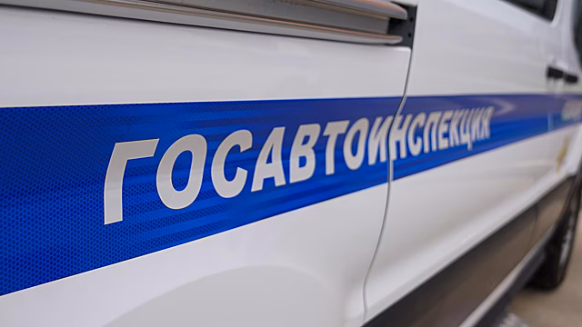 В Саратове полицейские устанавливают обстоятельства наезда машины на павильон автобусной остановки