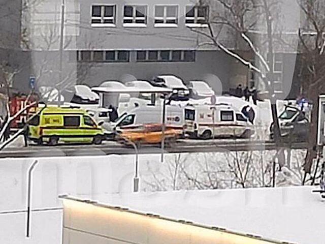 Пять человек пострадали после наезда авто на остановку с людьми в Марьине