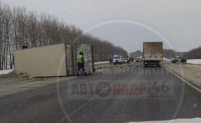 В Курской области на воронежской трассе в ДТП с КАМАЗом погибла женщина
