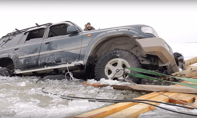 Сразу завелся: застрявший в ледяном плену под Новосибирском Land Cruiser спасли