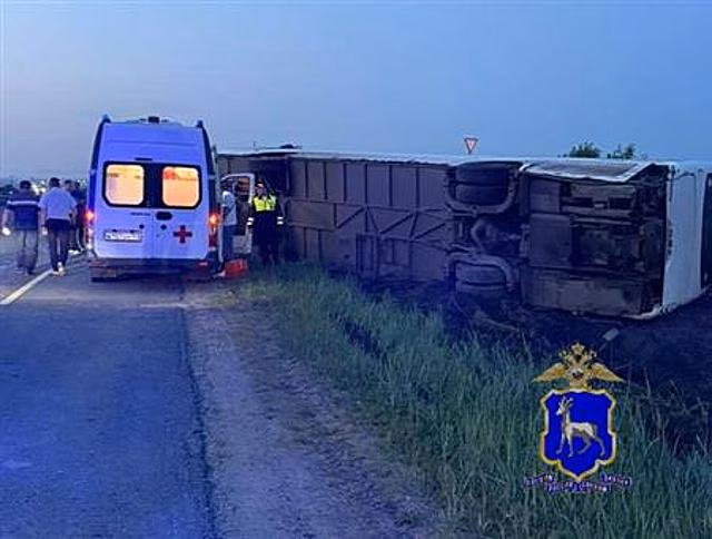На трассе под Самарой перевернулся автобус, пострадали пятеро