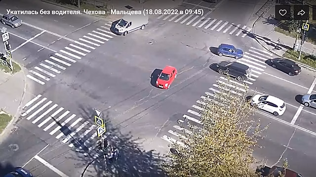 Автомобиль без водителя пересек один из перекрестков Вологды, чудом никого не задев