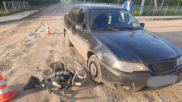 Подросток на велосипеде с мотором попал под колеса автомобиля в Вологде