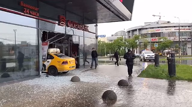 Автомобиль такси в Москве протаранил отделение банка