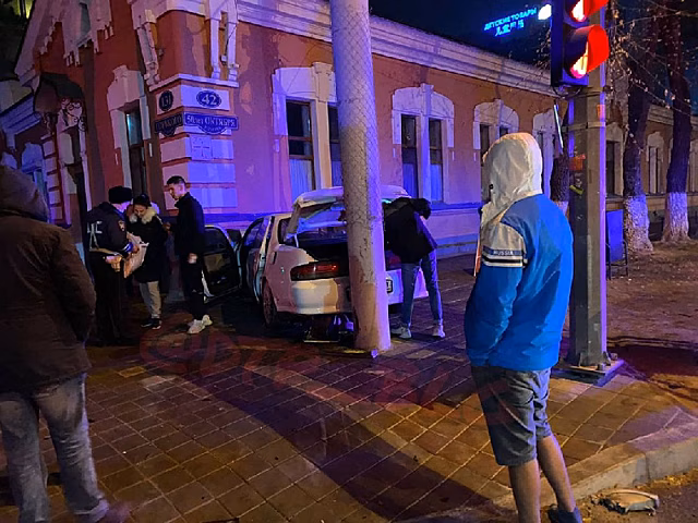 В центре Благовещенска столкнулись две иномарки, одна из них врезалась в здание