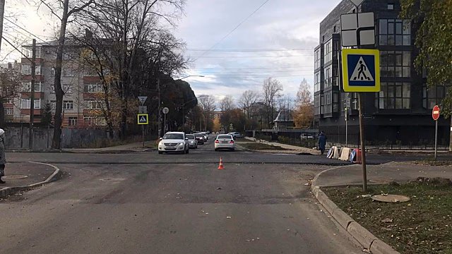 Автомобилист по невнимательности сбил дорожного рабочего в Вологде