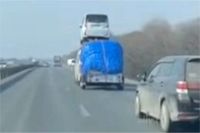 Водитель «закинул» на крышу своего авто вторую машину и поехал по трассе