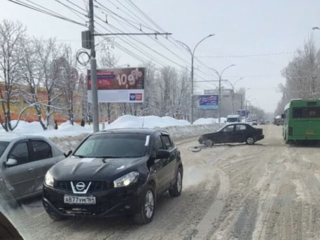 Участник ДТП создал затруднение движению на проспекте Энтузиастов