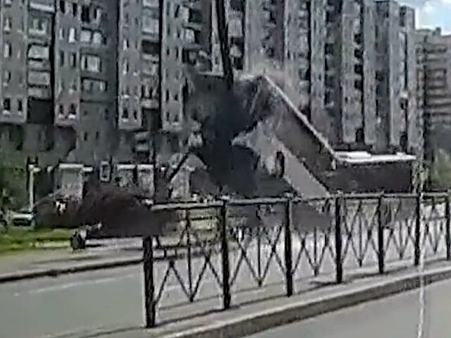 Момент столкновения автобуса со столбом в Петербурге попал на видео
