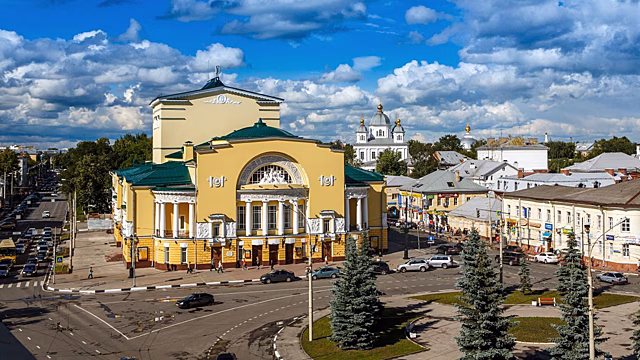 Пьяный водитель без прав врезался в старейший драмтеатр России