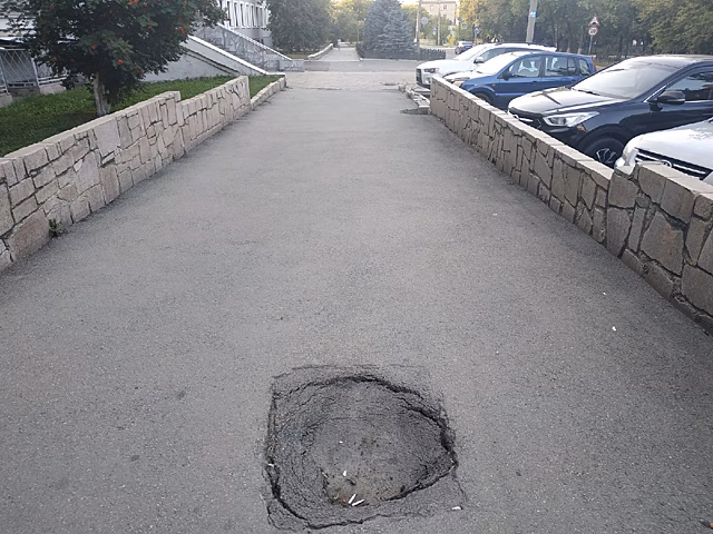 В Челябинске у здания ГУФСИН появилась дыра