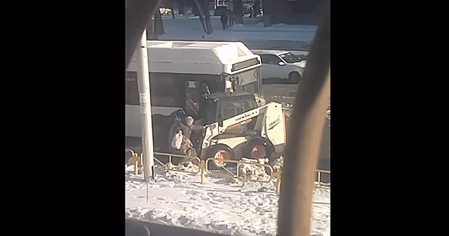 В Саратове пассажирам попавшего в ДТП автобуса пришлось с помощью ковша «Бобкэта» перебираться через затопленную проезжую часть