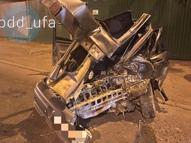 В Уфе из раскореженной машины достали пострадавшего пассажира