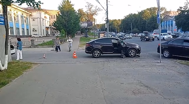 Женщина на Renault сбила самокатчика на проспекте Гагарина в Нижнем Новгороде