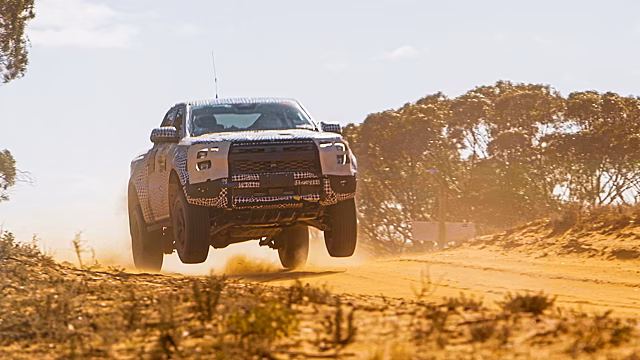 Ford показал в движении экстремальный пикап Ranger Raptor