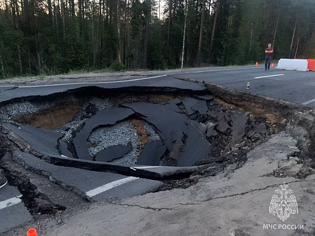 Карстовый провал образовался на трассе М-8 в Архангельской области