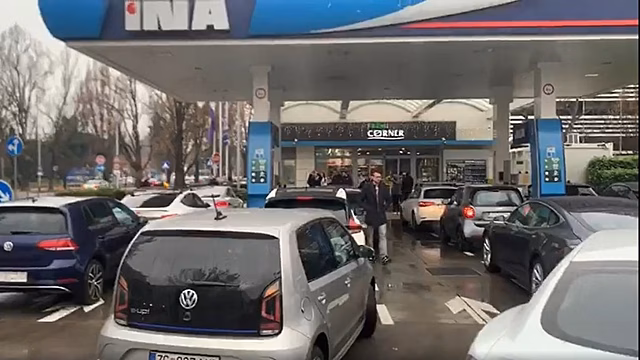 Страшная месть: в Загребе владельцы электрокаров заблокировали АЗС