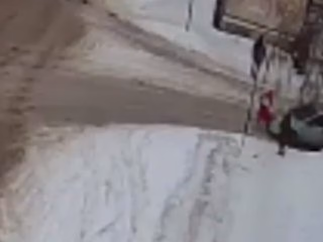 38-летняя женщина госпитализирована после перехода дороги на красный в Башкирии