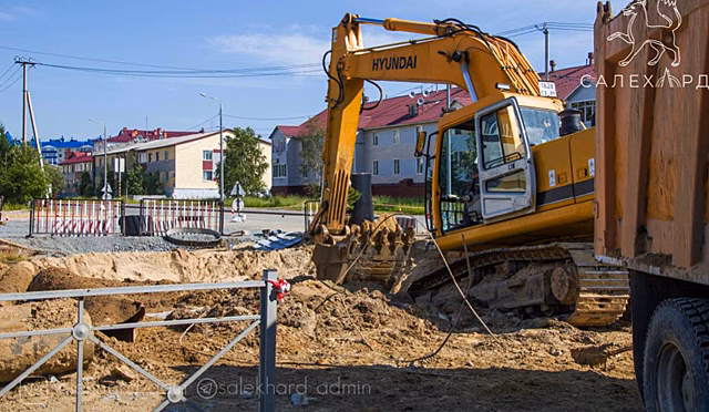 Рабочие Салехарда заделали 60% дорожных ям от годового плана