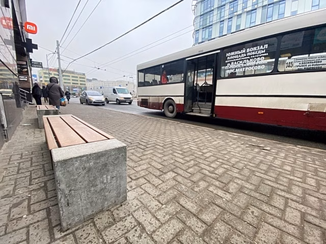 На Черняховского возле остановки междугородних автобусов поставили скамейки, а навеса не будет