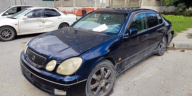 Владельцам брошенных во дворах Новосибирска машин дали 10 дней на их добровольную эвакуацию