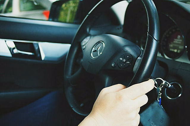 Подросток на угнанном Mercedes сбил журналиста «Известий» в Подмосковье