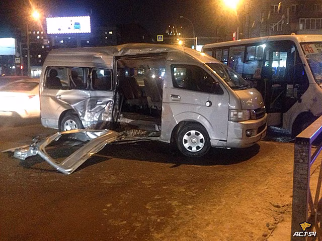 Пять пассажирок маршрутки попали в больницу после ДТП в центре Новосибирска