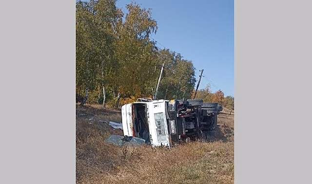 Под Волгоградом грузовик опрокинулся на бок на глазах медиков скорой помощи