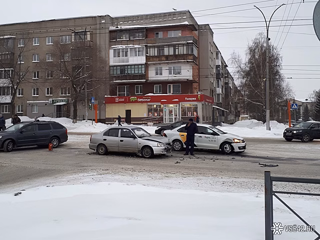 Столкновение такси и легковушки затруднило движение в Кемерове
