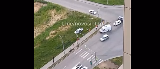 В Новосибирске автомобиль вылетел в кювет на Красном проспекте