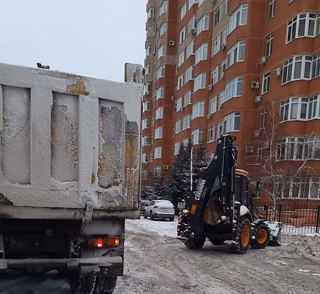 Во дворах Оренбурга снег убирают почти тысяча дворников