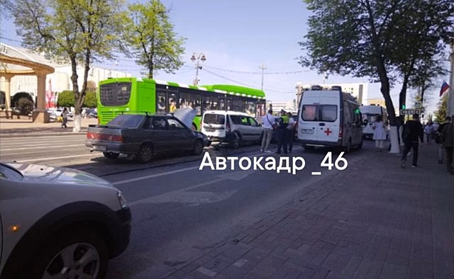 Пять человек пострадали из-за массового ДТП в Курске
