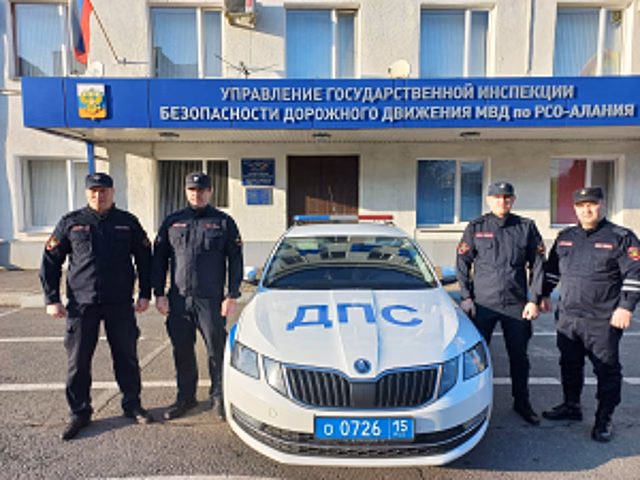 В Северной Осетии полицейские помогли четырем туристкам из Санкт-Петербурга, чей автомобиль сломался на трассе