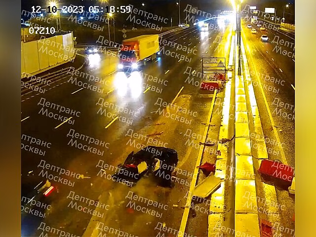 Автомобиль влетел в ограждения дорожных работ на 29-м км МКАД, движение затруднено