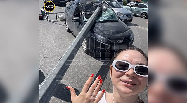 Чудом уцелевшей в ДТП с фонарным столбом женщине сделали предложение прямо у разбитого авто
