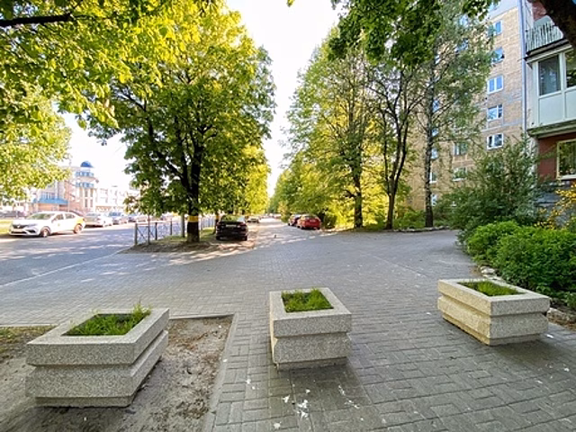 В центре Калининграда начали закрывать народную парковку на тротуаре
