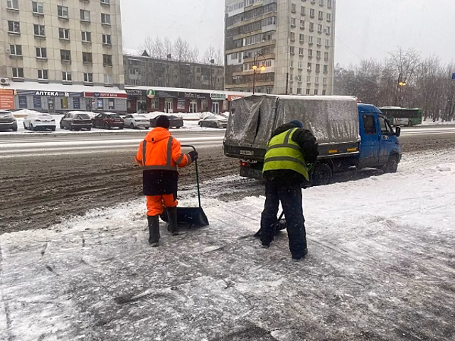 Снег на улицах Челябинска рабочие убирали всю ночь