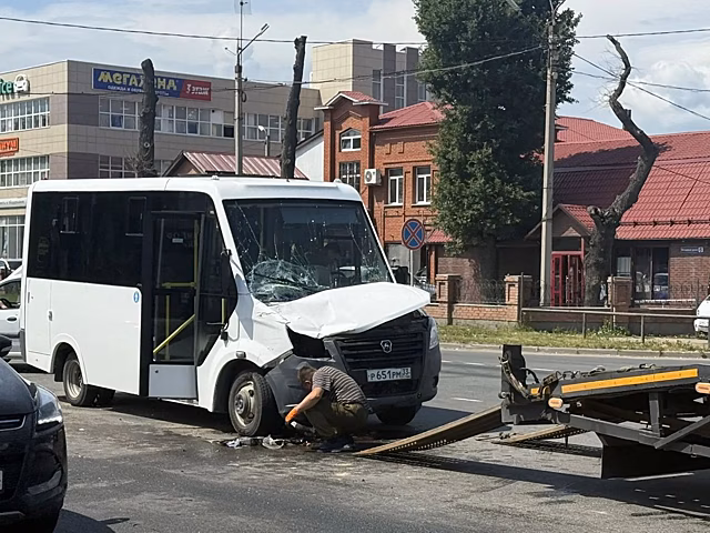 Автобус столкнулся с грузовиком во Владимире