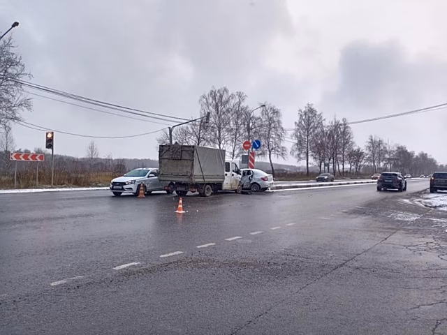 В Калуге три автомобиля не поделили перекрёсток