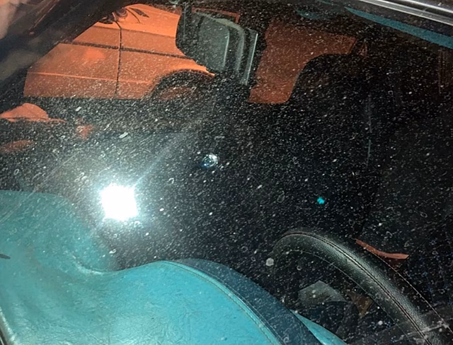 В одном из дворов Омска неизвестные обстреляли машины