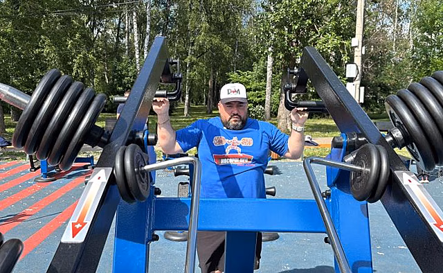 Пауэрлифтер Игорь Умеренков назвал плюсы и минусы уличных тренажёров на Боевке